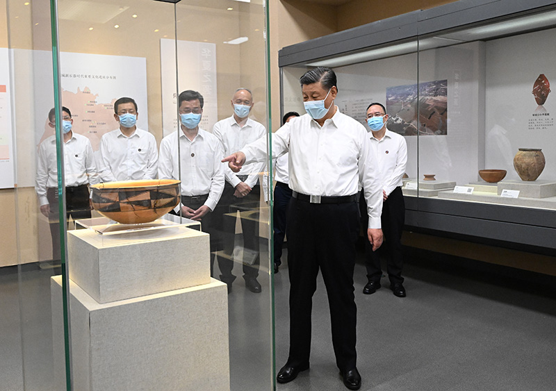 5月16日下昼，，，，，中共中央总书记、国家主席、中央军委主席习近平在前往陕西西安主持中国－中亚峰会途中，，，，，在山西运城博物馆考察。。